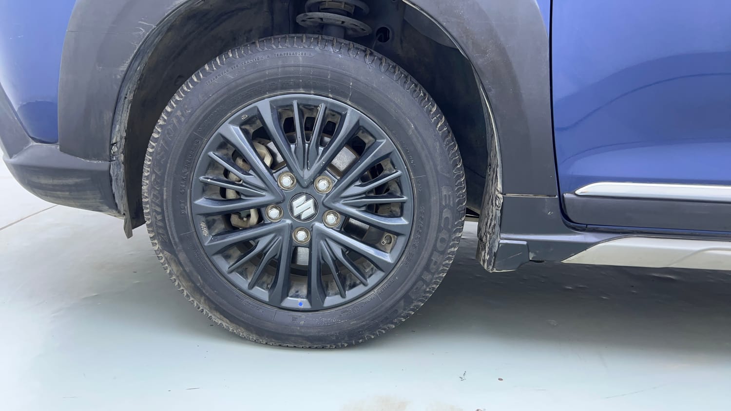 Used 2021 Maruti Suzuki XL6 Alpha AT Petrol Petrol Automatic tyres LEFT FRONT TYRE RIM VIEW