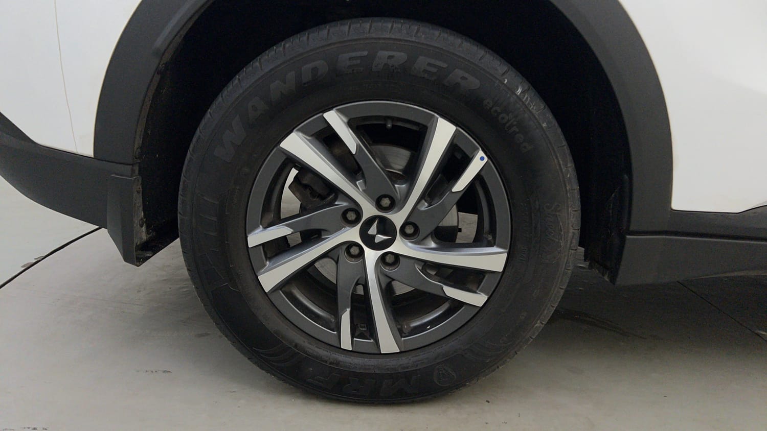 Used 2025 Mahindra XUV700 AX5 Diesel AT 7 STR Diesel Automatic tyres RIGHT REAR TYRE RIM VIEW