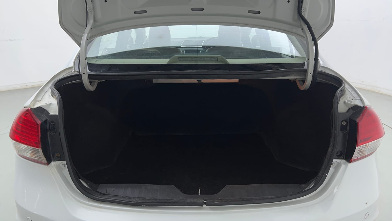Used 2016 Maruti Suzuki Ciaz ZXI+ AT Petrol Automatic interior DICKY INSIDE VIEW
