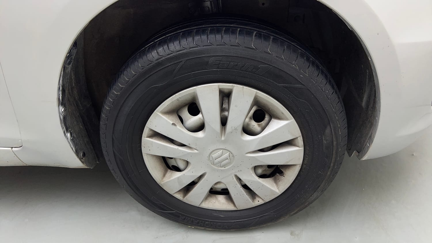 Used 2017 Maruti Suzuki Swift Lxi (O) Petrol Manual tyres RIGHT FRONT TYRE RIM VIEW