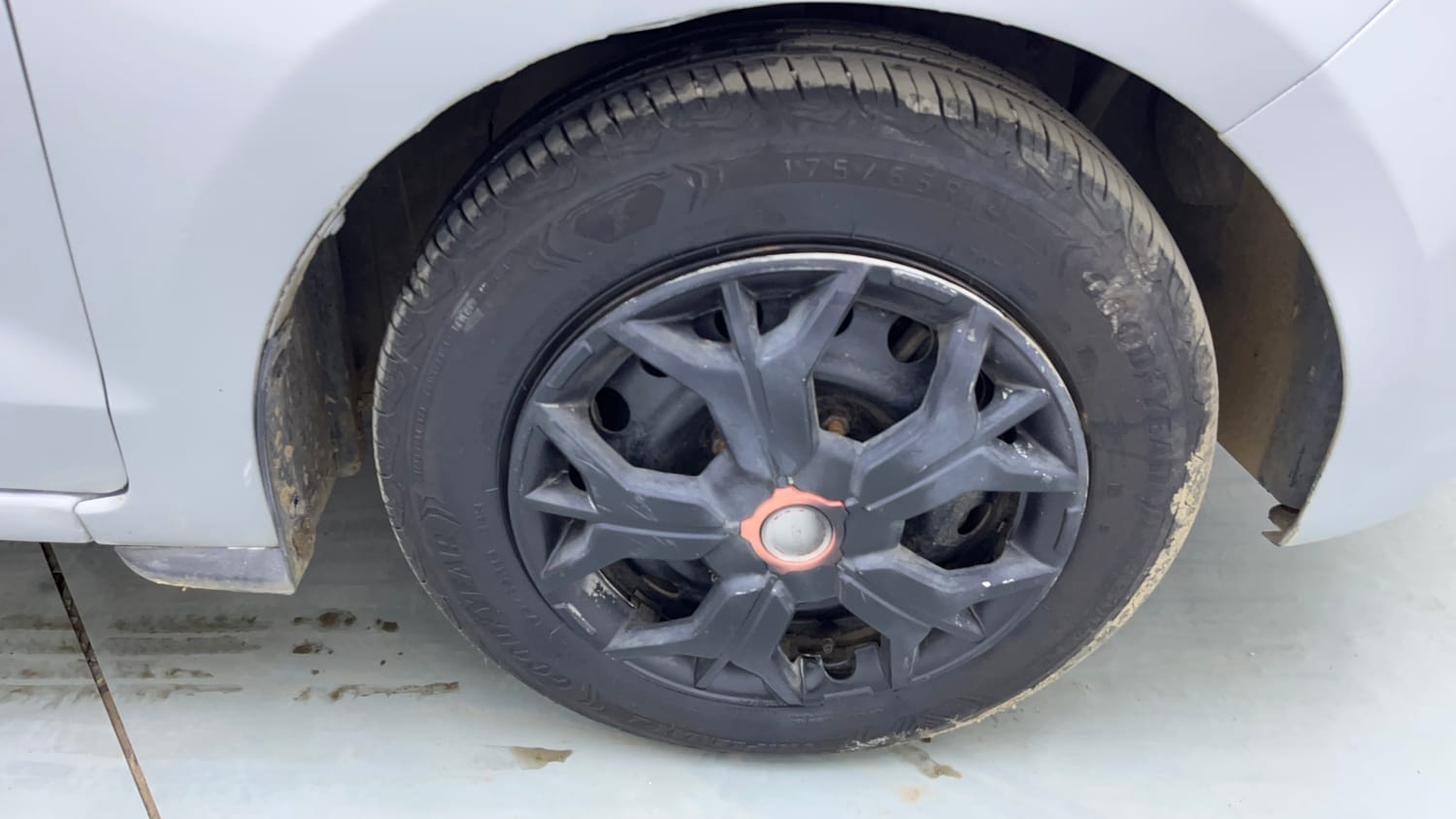 Used 2017 Ford Figo Trend 1.2 Ti-VCT Petrol Manual tyres RIGHT FRONT TYRE RIM VIEW