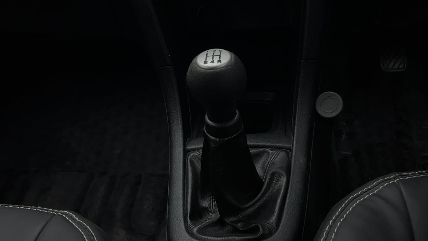 Used 2017 Maruti Suzuki Swift Lxi (O) Petrol Manual interior GEAR  KNOB VIEW