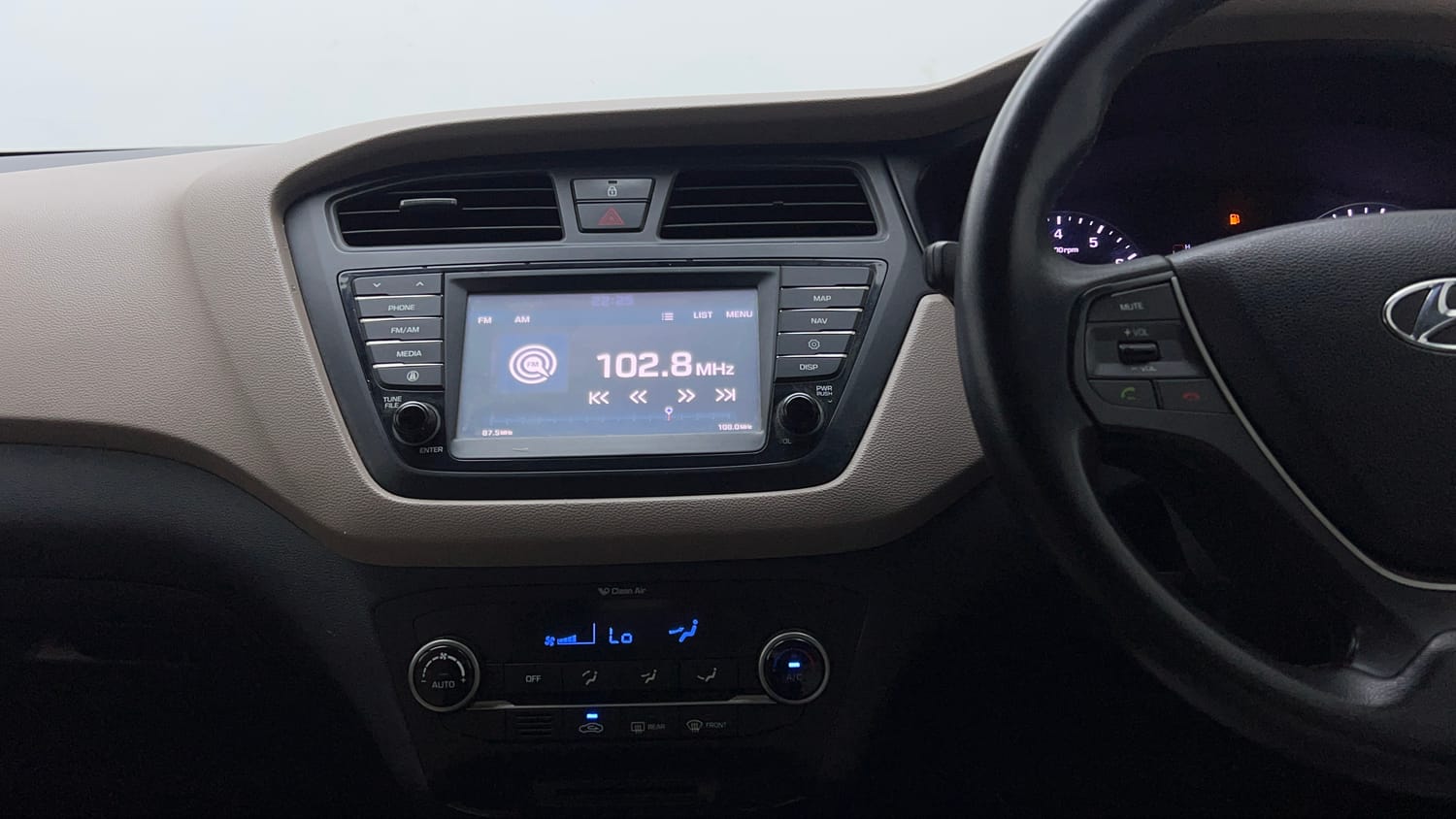 Used 2017 Hyundai Elite i20 Asta 1.2 Petrol Manual interior MUSIC SYSTEM & AC CONTROL VIEW