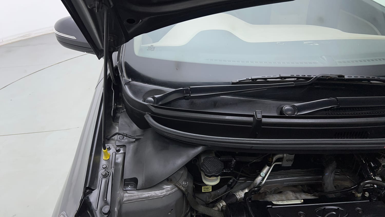Used 2017 Hyundai Elite i20 Asta 1.2 Petrol Manual engine ENGINE RIGHT SIDE HINGE & APRON VIEW