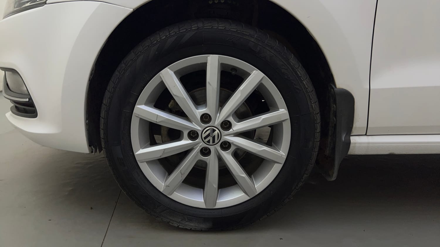 Used 2018 Volkswagen Polo Highline Plus 1.2( P)16 Alloy Petrol Manual tyres LEFT FRONT TYRE RIM VIEW