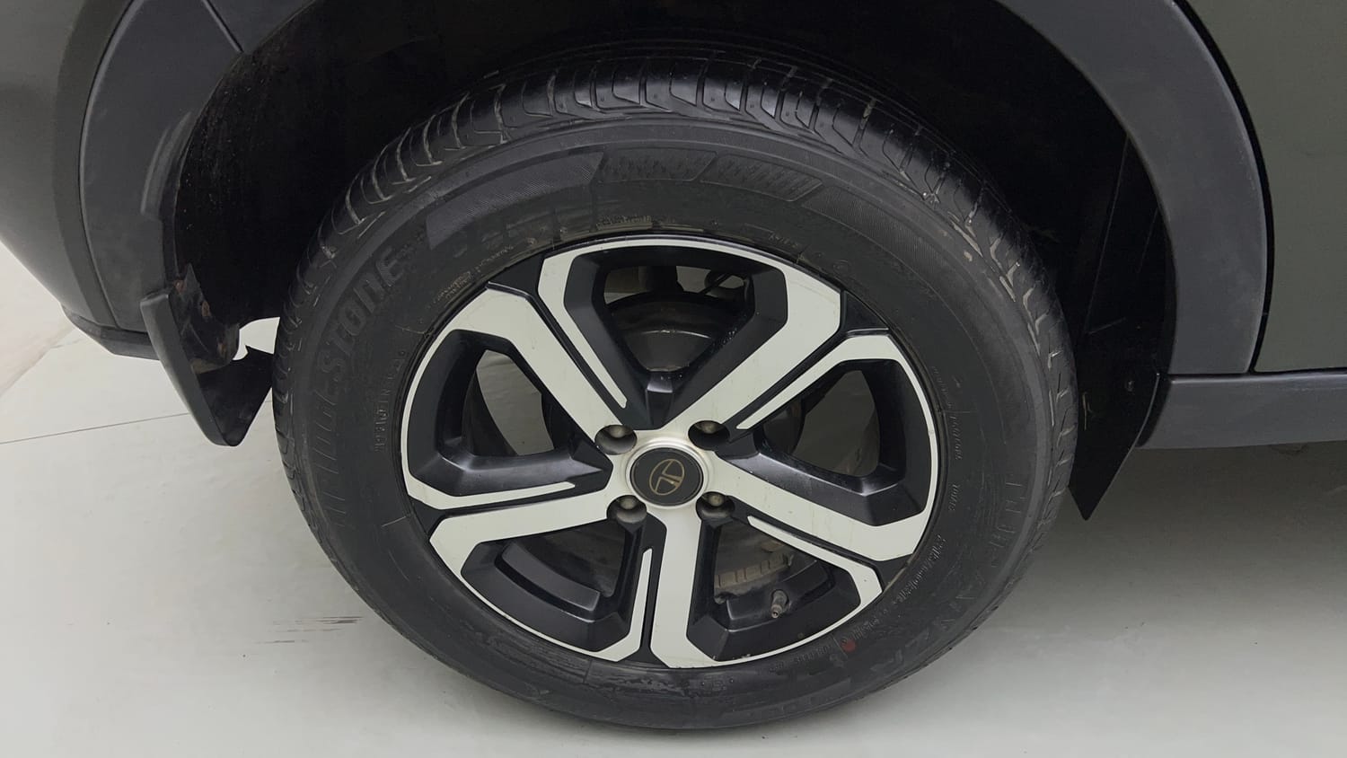 Used 2021 Tata Nexon XZA Plus Petrol Automatic tyres RIGHT REAR TYRE RIM VIEW