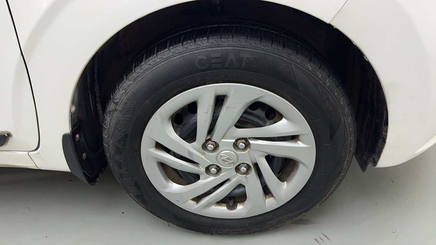 Used 2022 Hyundai Aura S 1.2 Petrol Petrol Manual tyres RIGHT FRONT TYRE RIM VIEW