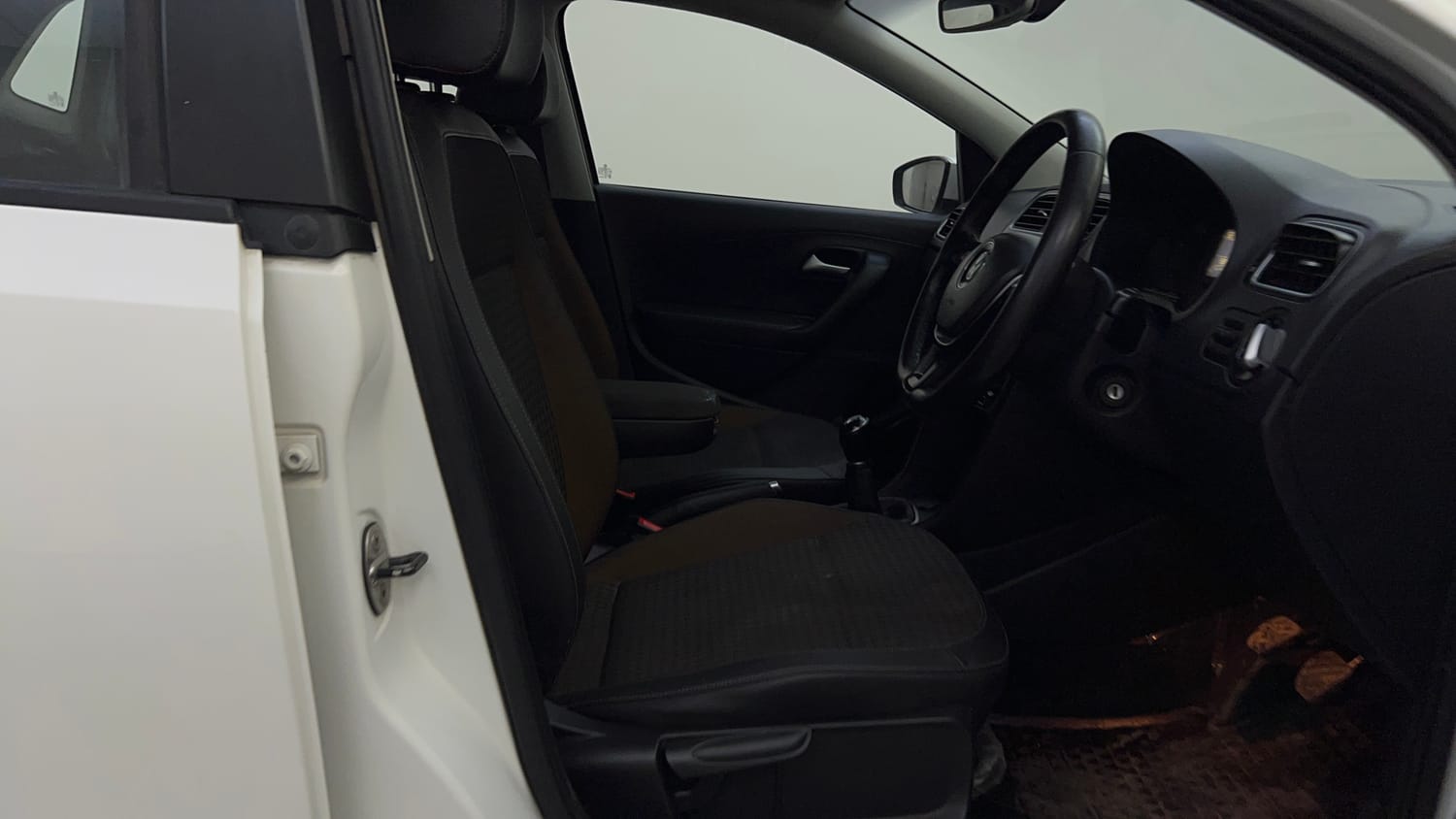 Used 2018 Volkswagen Polo Highline Plus 1.2( P)16 Alloy Petrol Manual interior RIGHT SIDE FRONT DOOR CABIN VIEW