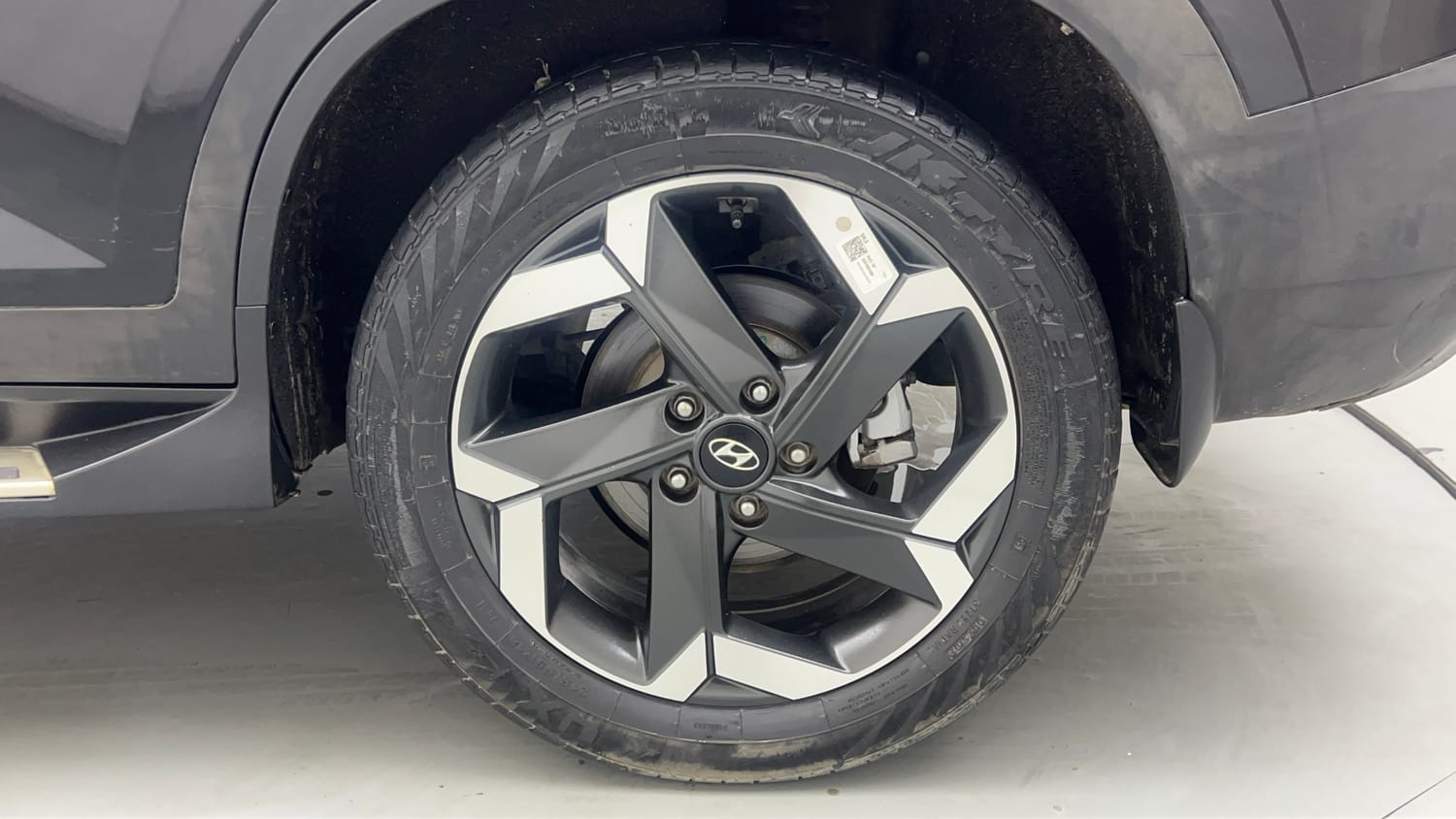 Used 2023 Hyundai Alcazar Signature (O) 7 Seater 1.5 Diesel AT Diesel Automatic tyres LEFT REAR TYRE RIM VIEW