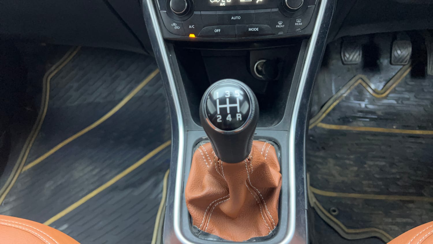 Used 2019 Maruti Suzuki S-Cross Zeta 1.3 Diesel Manual interior GEAR  KNOB VIEW