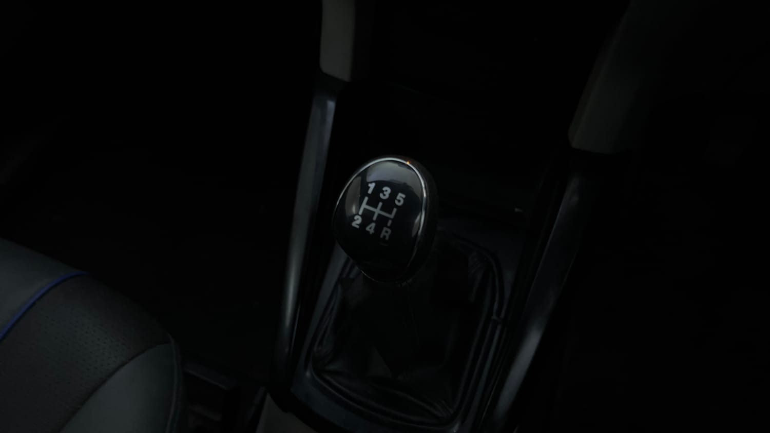 Used 2014 Ford EcoSport Trend 1.5 TDCi Diesel Manual interior GEAR  KNOB VIEW