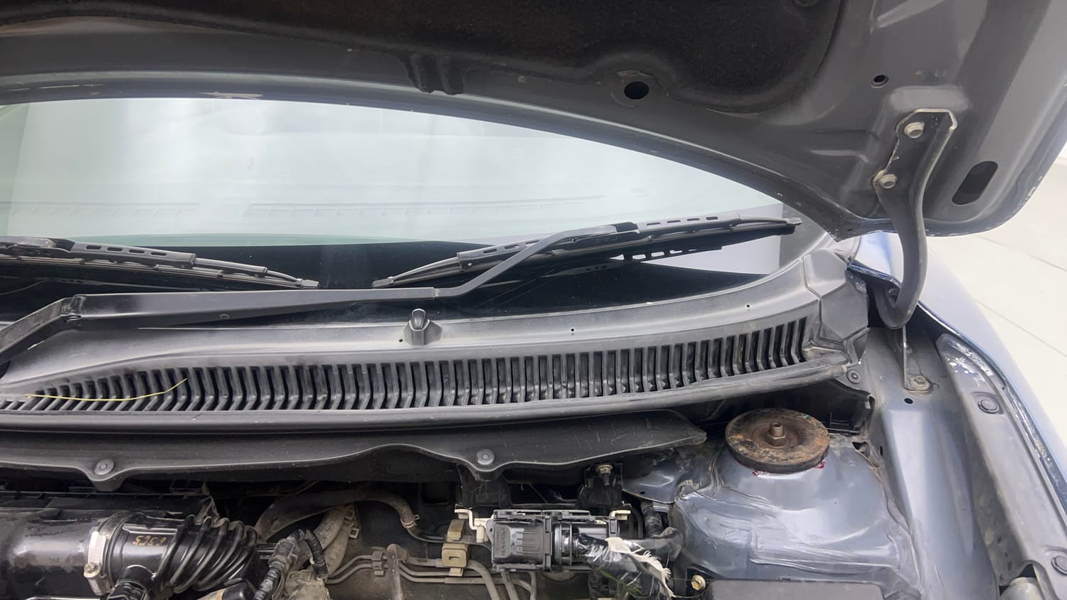 Used 2018 Maruti Suzuki Baleno Zeta 1.2 Petrol Manual engine ENGINE LEFT SIDE HINGE & APRON VIEW