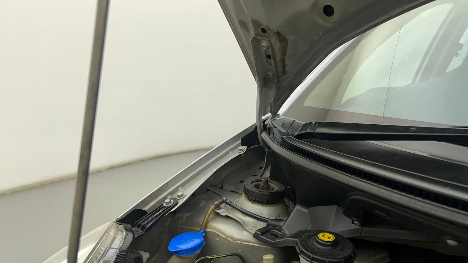 Used 2017 Honda Brio S MT Petrol Manual engine ENGINE RIGHT SIDE HINGE & APRON VIEW