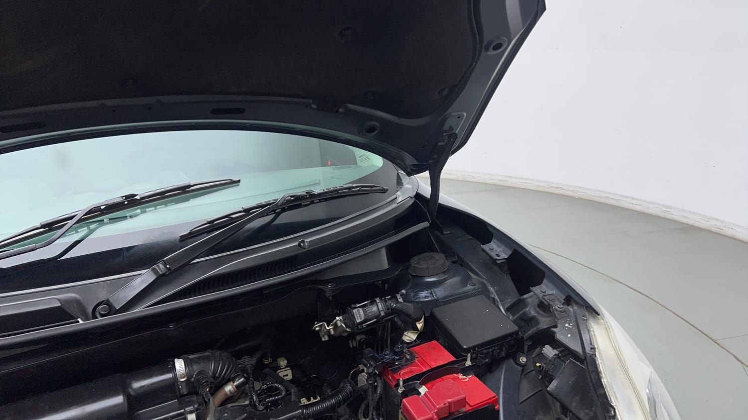 Used 2019 Maruti Suzuki Swift ZXi Petrol Manual engine ENGINE LEFT SIDE HINGE & APRON VIEW
