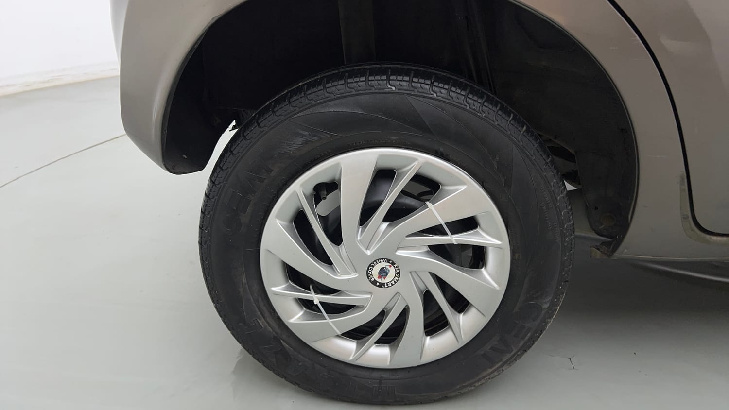 Used 2017 Datsun Redi-GO T (O) Petrol Manual tyres RIGHT REAR TYRE RIM VIEW