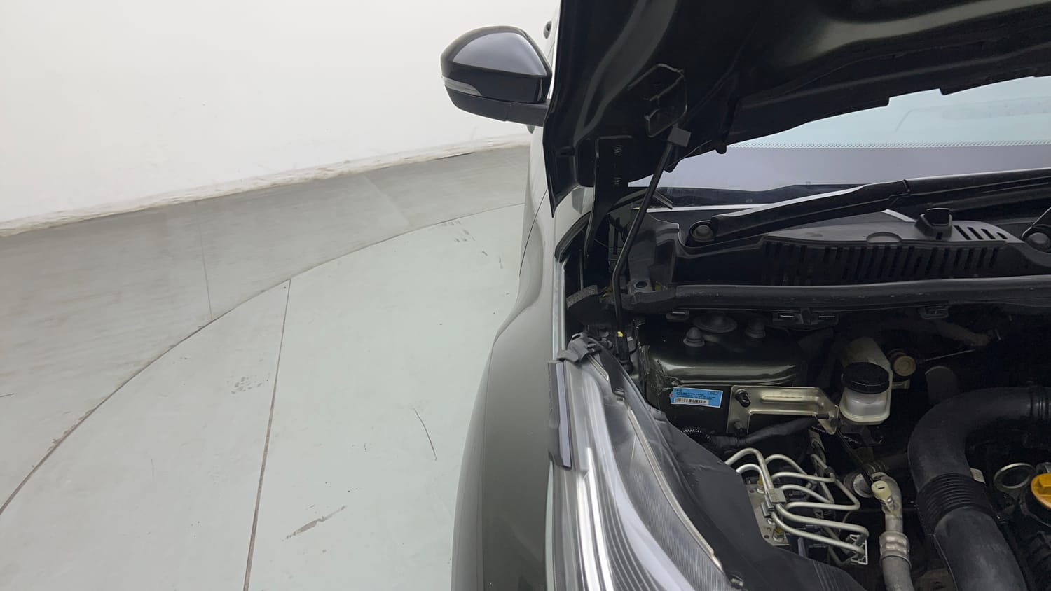 Used 2021 Tata Nexon XZA Plus Petrol Automatic engine ENGINE RIGHT SIDE HINGE & APRON VIEW