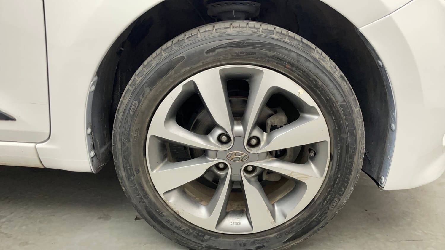 Used 2018 Hyundai Elite i20 Asta 1.2 (O) Petrol Manual tyres RIGHT FRONT TYRE RIM VIEW