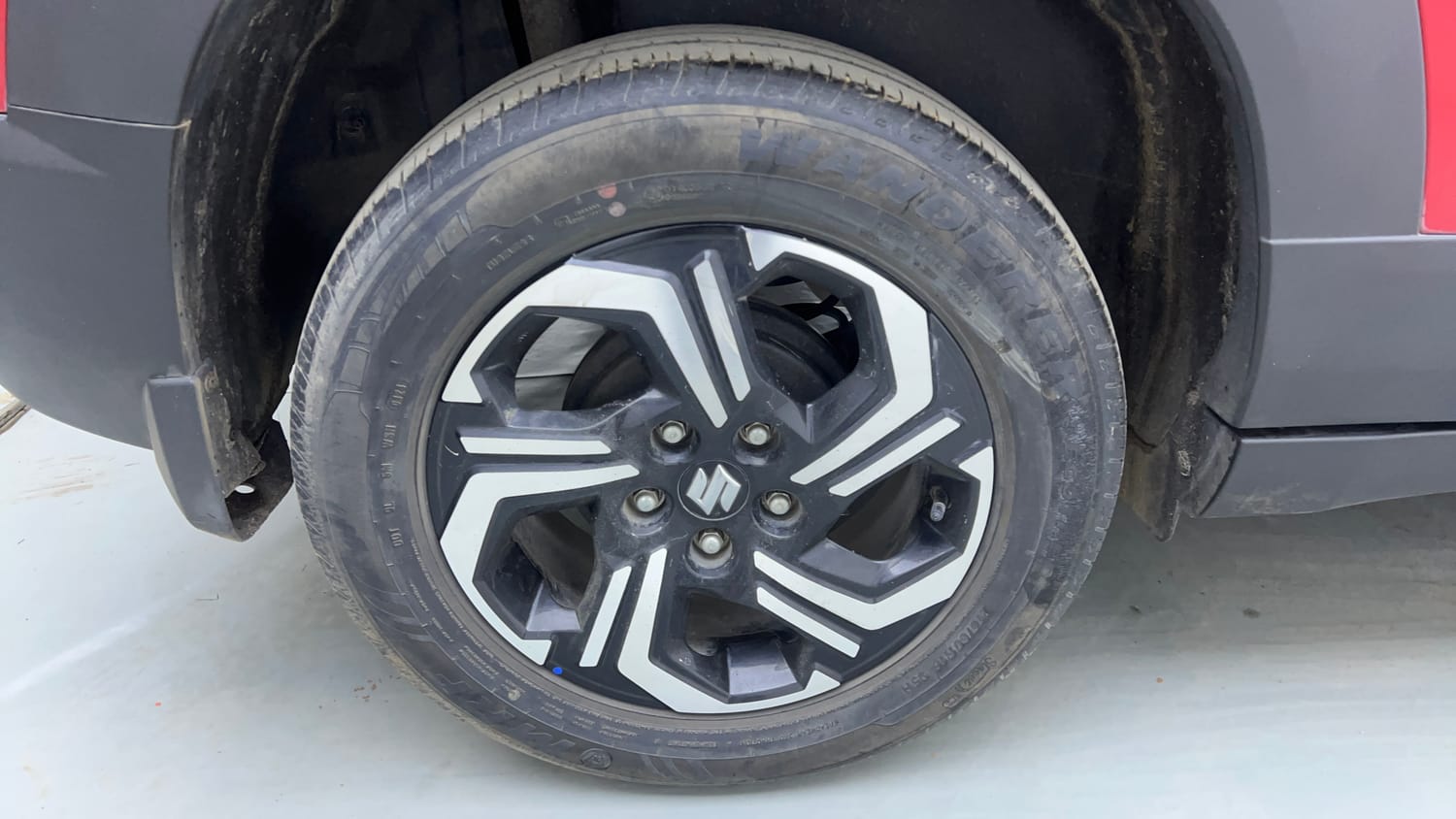 Used 2024 Maruti Suzuki Brezza Zxi Plus Dual Tone Petrol Manual tyres RIGHT REAR TYRE RIM VIEW