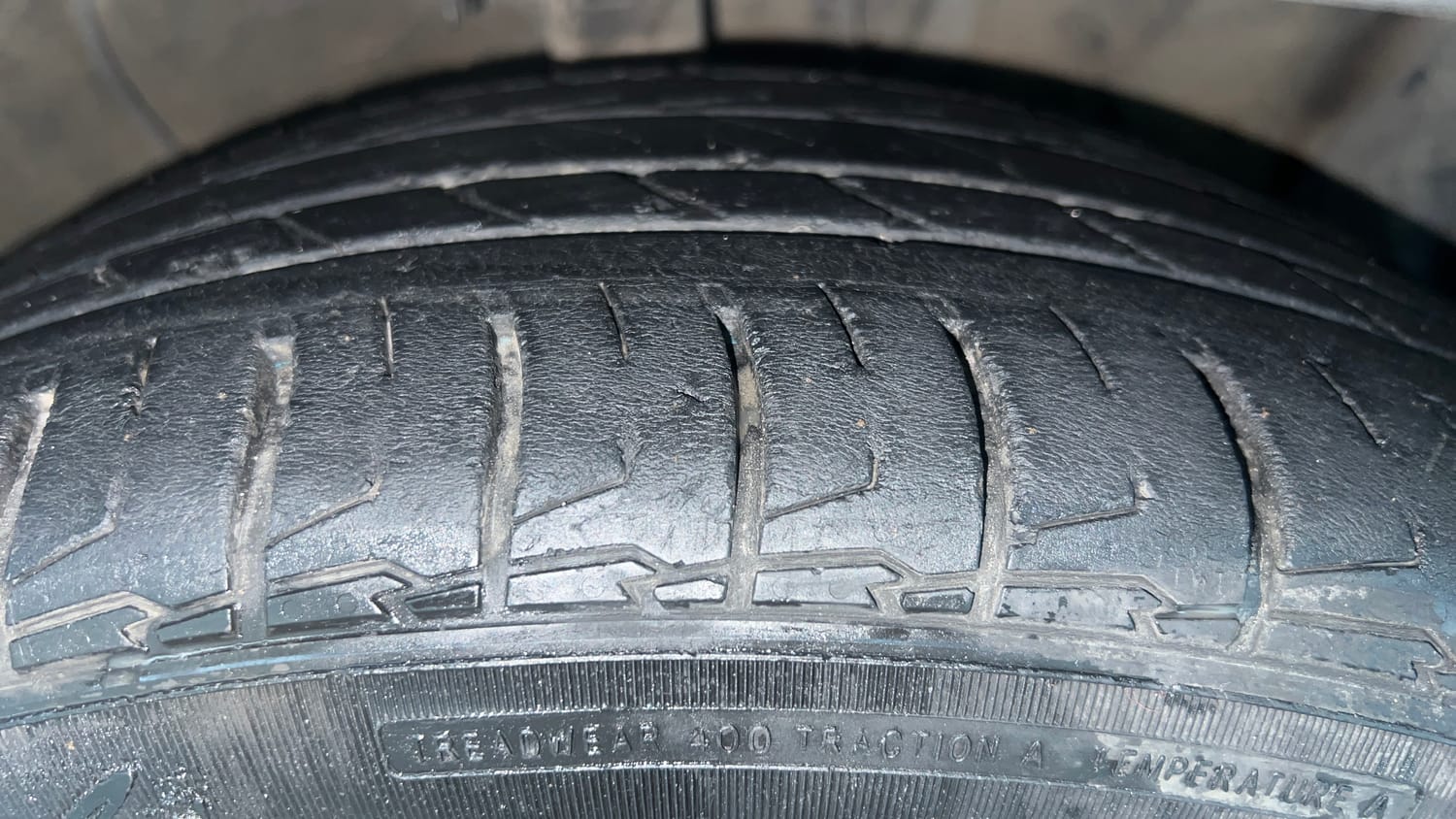 Used 2023 Hyundai Alcazar Signature (O) 7 Seater 1.5 Diesel AT Diesel Automatic tyres RIGHT FRONT TYRE TREAD VIEW