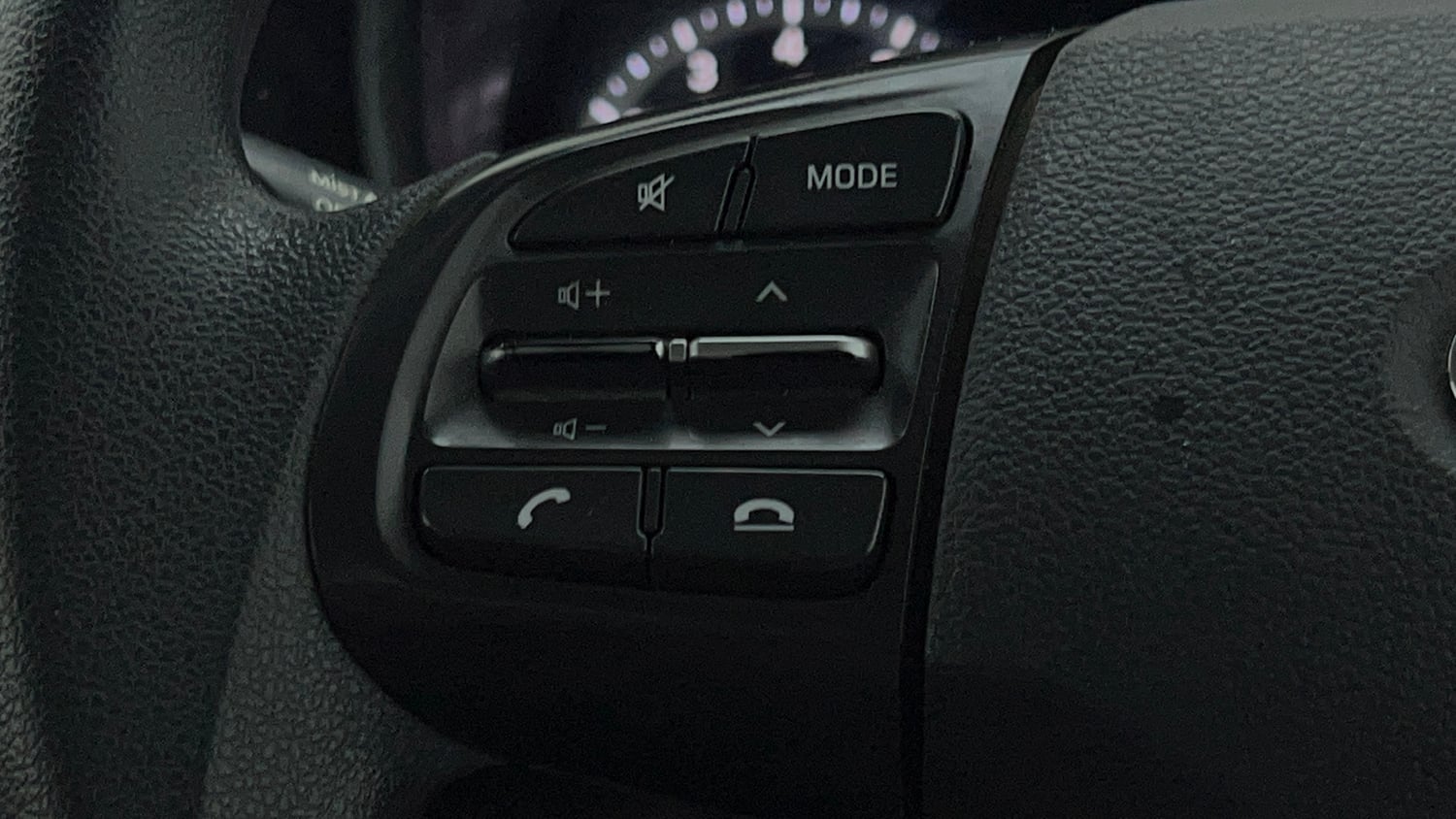 Used 2022 Hyundai Aura S 1.2 Petrol Petrol Manual top_features Steering mounted controls