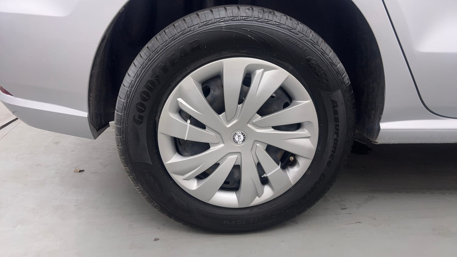 Used 2019 Volkswagen Ameo Trendline 1.0L (P) Petrol Manual tyres RIGHT REAR TYRE RIM VIEW