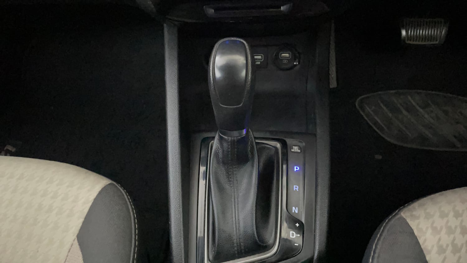 Used 2019 Hyundai Elite i20 Sportz Plus 1.2 CVT Petrol Automatic interior GEAR  KNOB VIEW