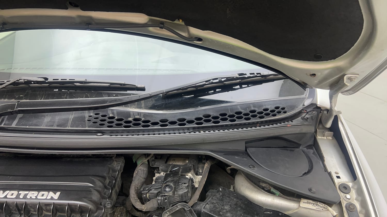 Used 2017 Tata Tiago Revotron XM Petrol Manual engine ENGINE LEFT SIDE HINGE & APRON VIEW