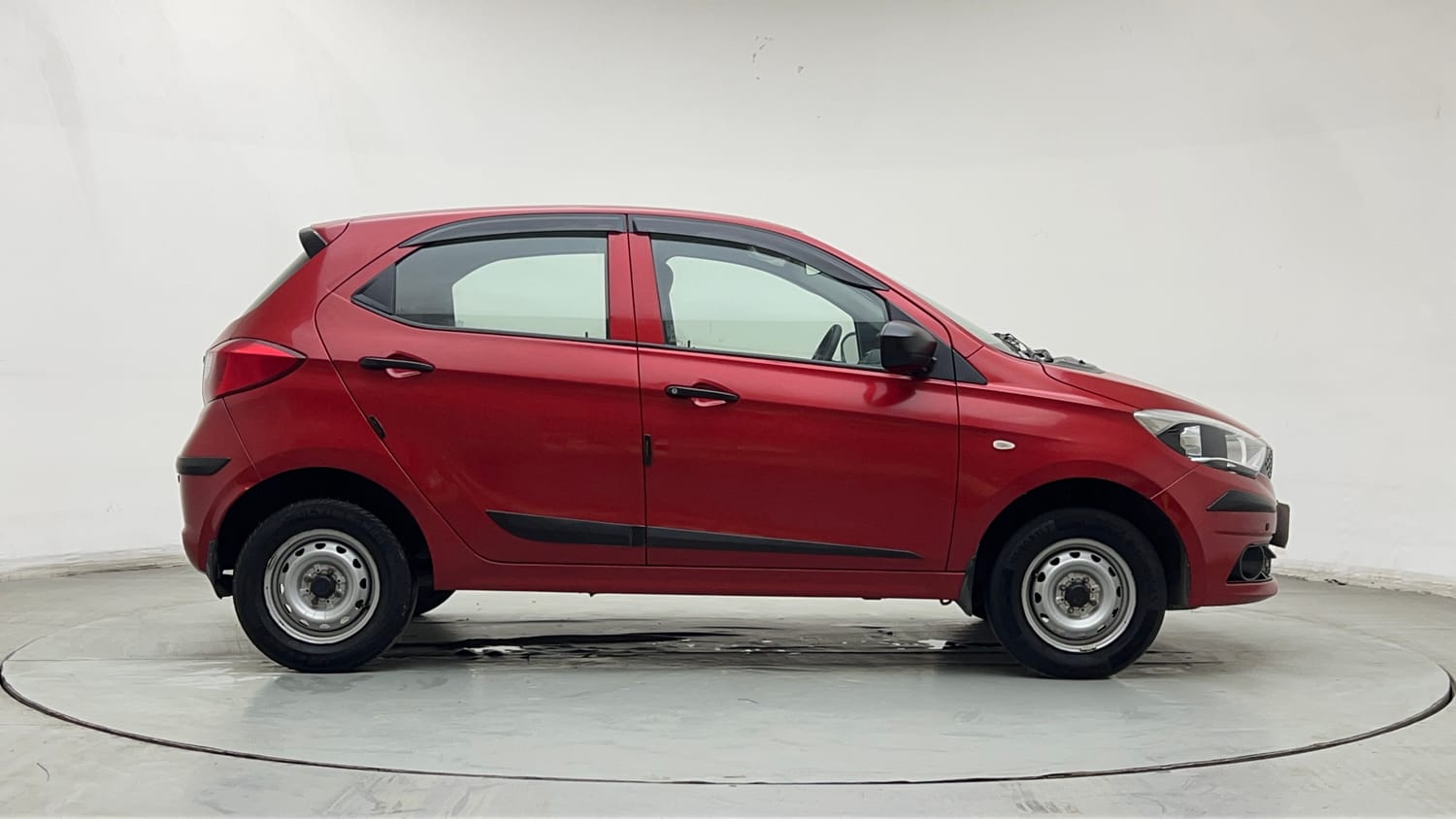 Used 2019 Tata Tiago Revotron XE Petrol Manual exterior RIGHT SIDE VIEW
