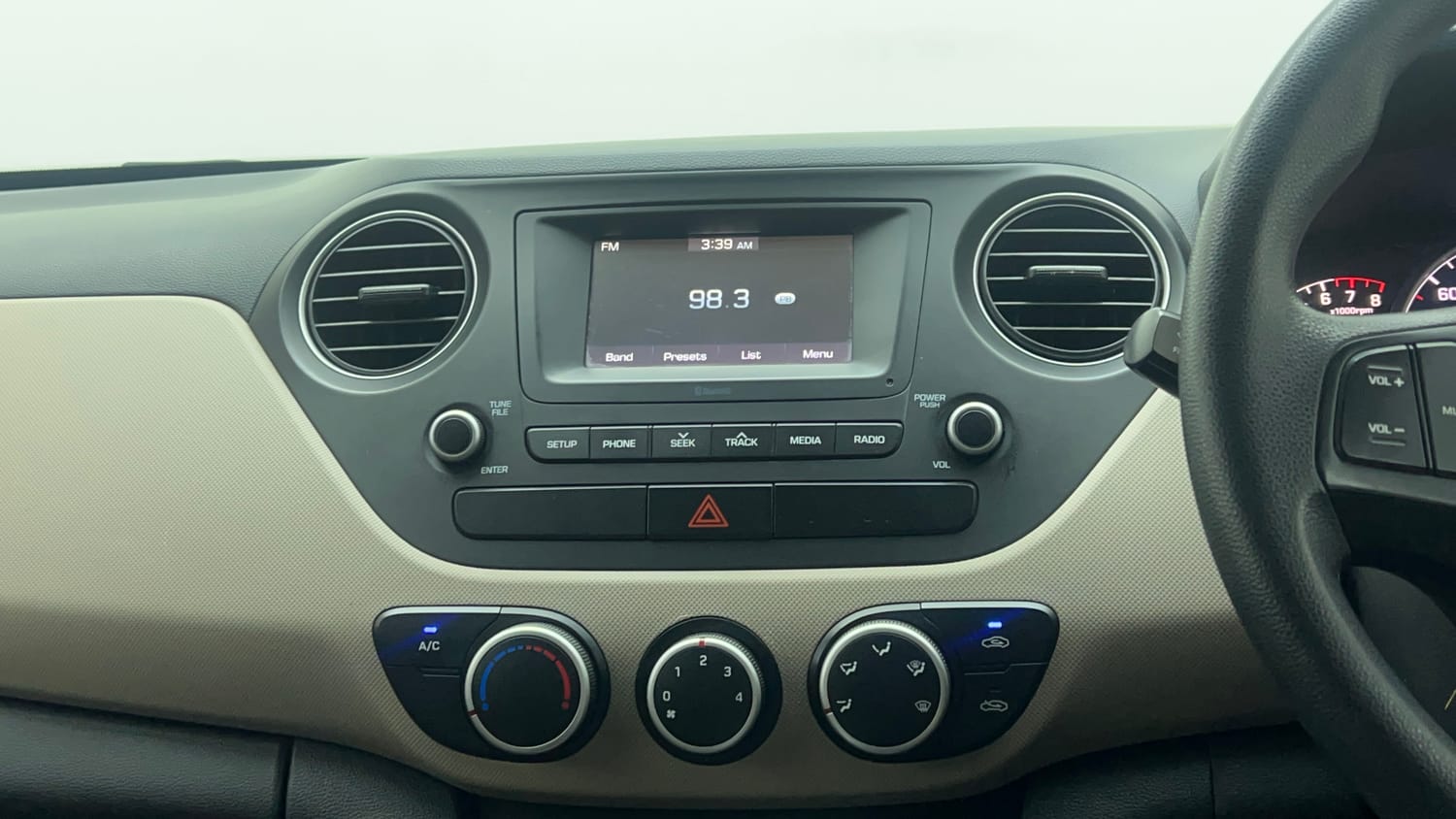 Used 2018 Hyundai Grand i10 Magna AT 1.2 Kappa VTVT Petrol Automatic top_features Integrated (in-dash) music system