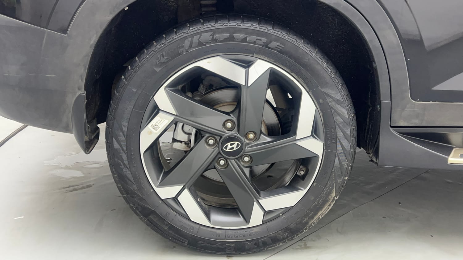 Used 2023 Hyundai Alcazar Signature (O) 7 Seater 1.5 Diesel AT Diesel Automatic tyres RIGHT REAR TYRE RIM VIEW