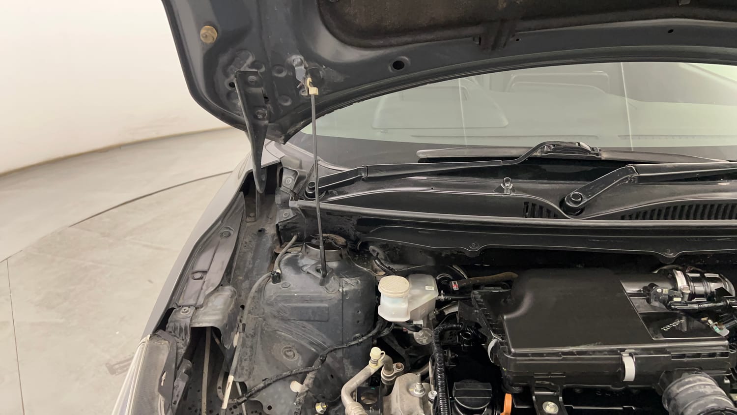 Used 2022 Maruti Suzuki Baleno Alpha MT Petrol Manual engine ENGINE RIGHT SIDE HINGE & APRON VIEW