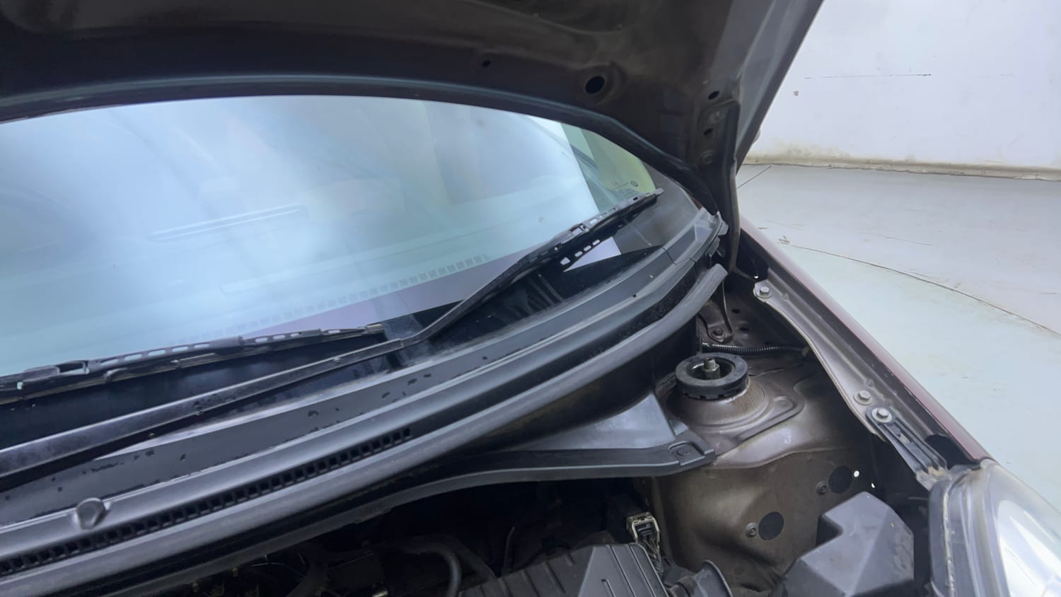 Used 2014 Honda Amaze 1.2 VX i-VTEC Petrol Manual engine ENGINE LEFT SIDE HINGE & APRON VIEW