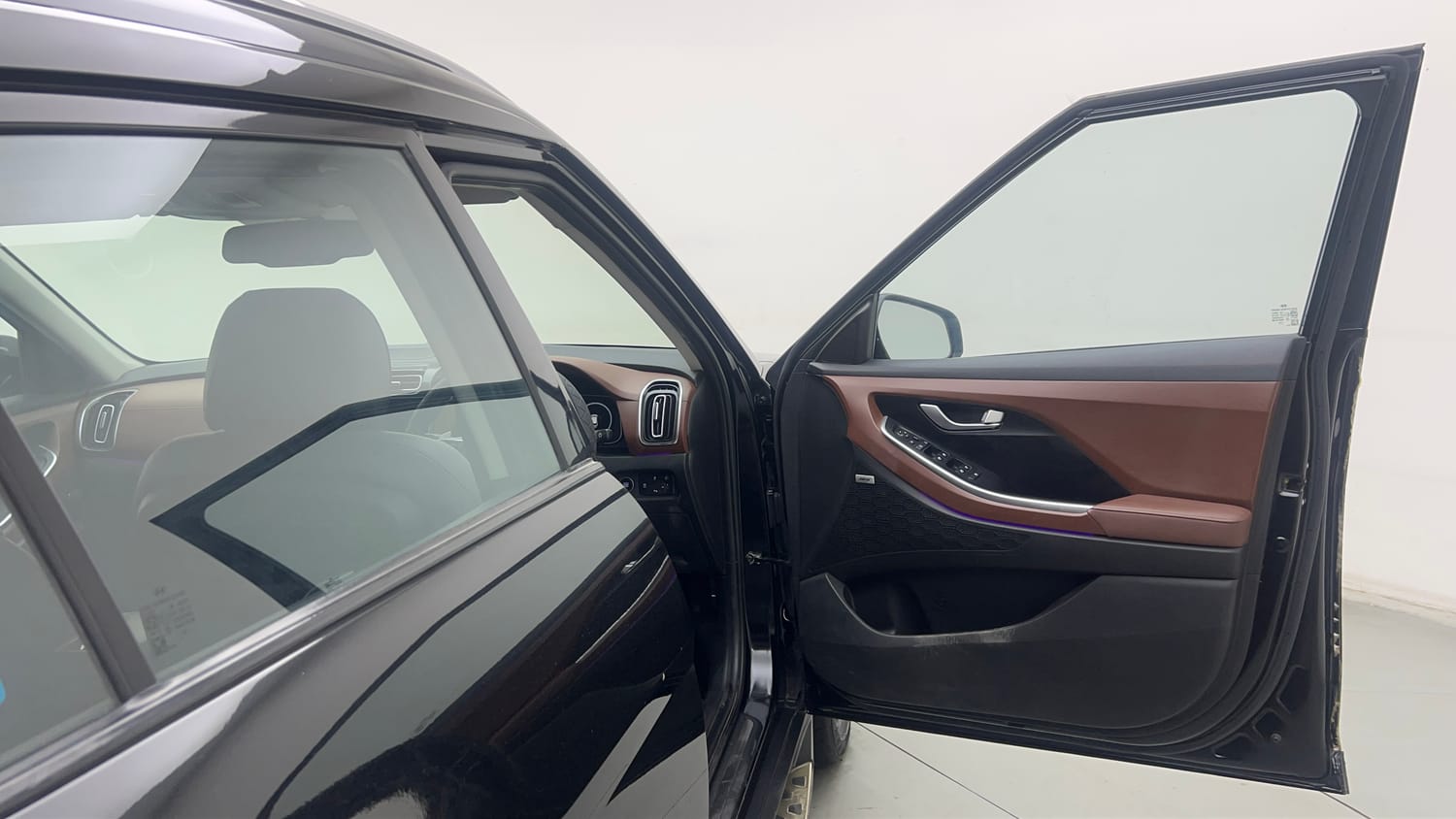 Used 2023 Hyundai Alcazar Signature (O) 7 Seater 1.5 Diesel AT Diesel Automatic interior RIGHT FRONT DOOR OPEN VIEW