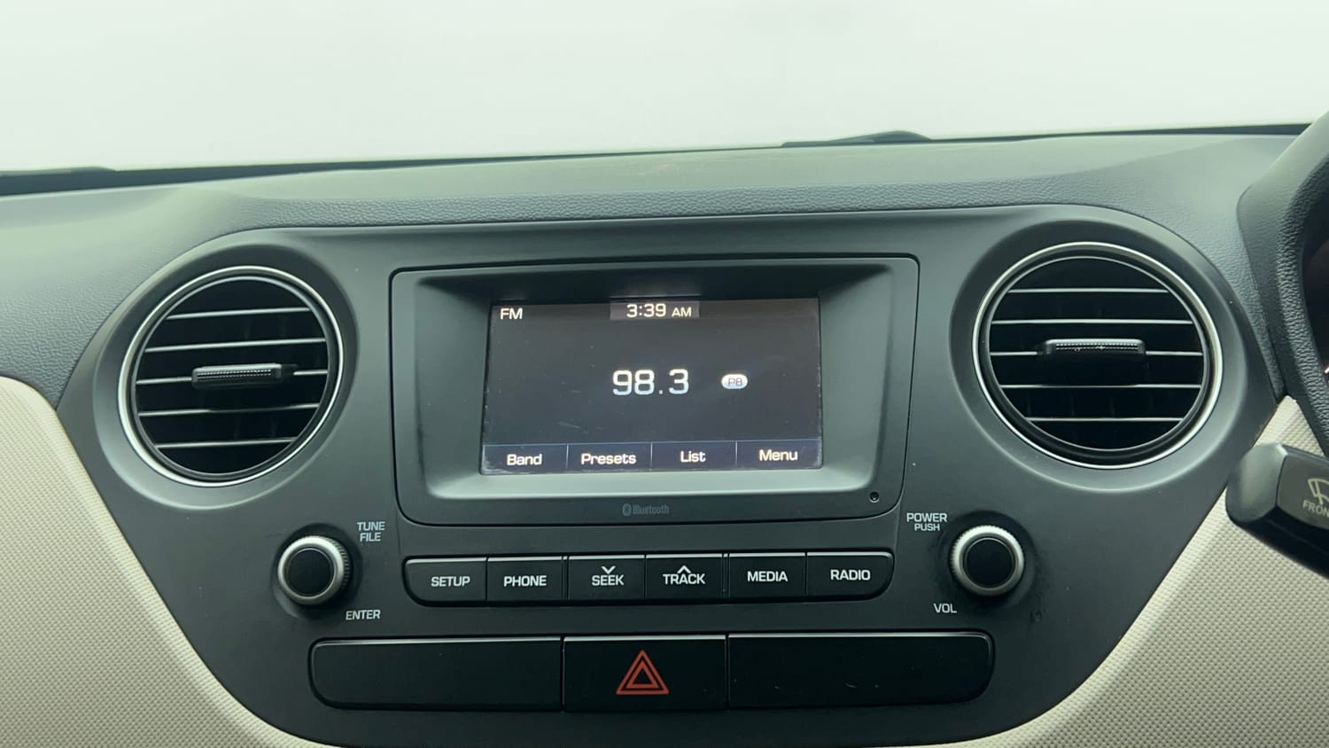 Used 2018 Hyundai Grand i10 Magna AT 1.2 Kappa VTVT Petrol Automatic top_features Touch screen infotainment system