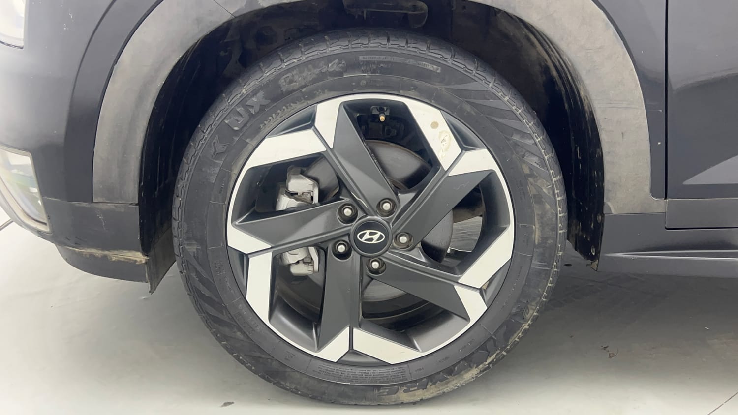 Used 2023 Hyundai Alcazar Signature (O) 7 Seater 1.5 Diesel AT Diesel Automatic tyres LEFT FRONT TYRE RIM VIEW