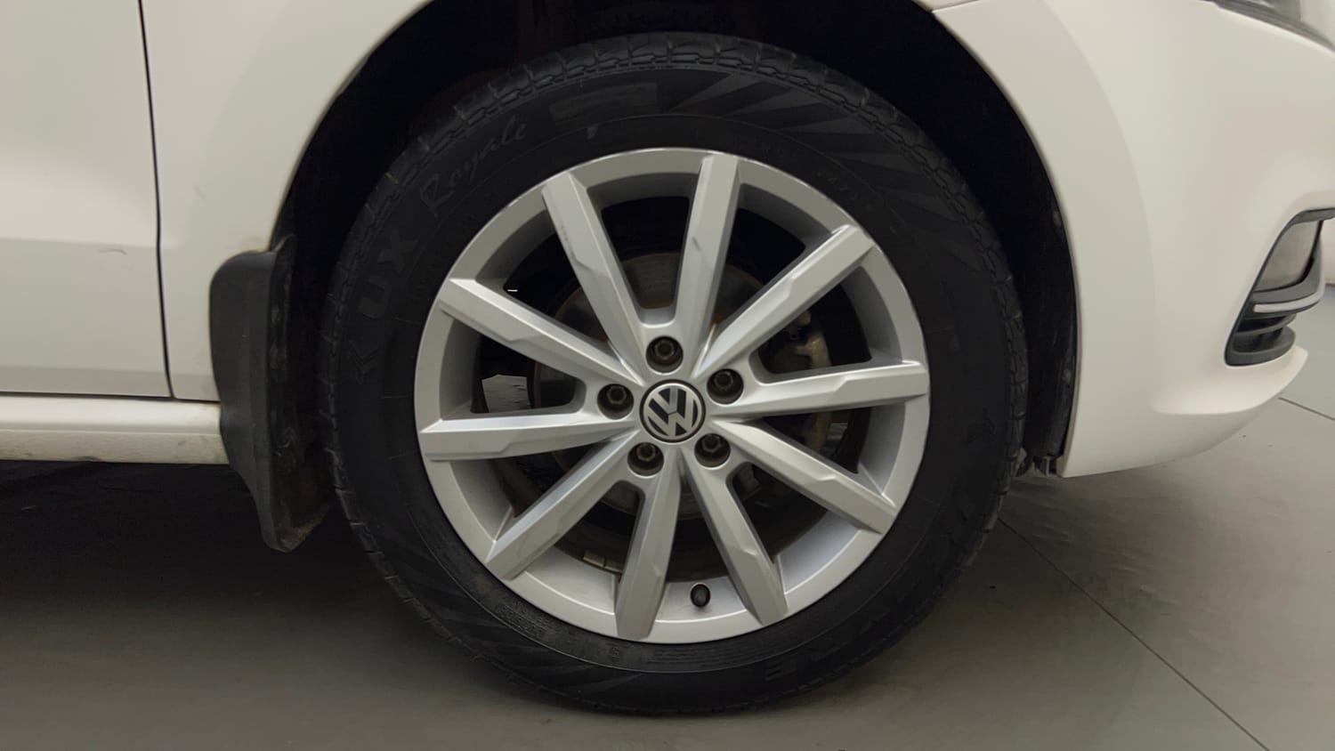 Used 2018 Volkswagen Polo Highline Plus 1.2( P)16 Alloy Petrol Manual tyres RIGHT FRONT TYRE RIM VIEW