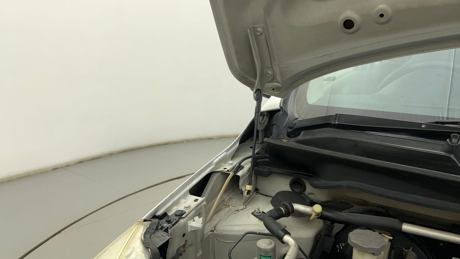 Used 2015 Maruti Suzuki Celerio VXi AMT Petrol Automatic engine ENGINE RIGHT SIDE HINGE & APRON VIEW
