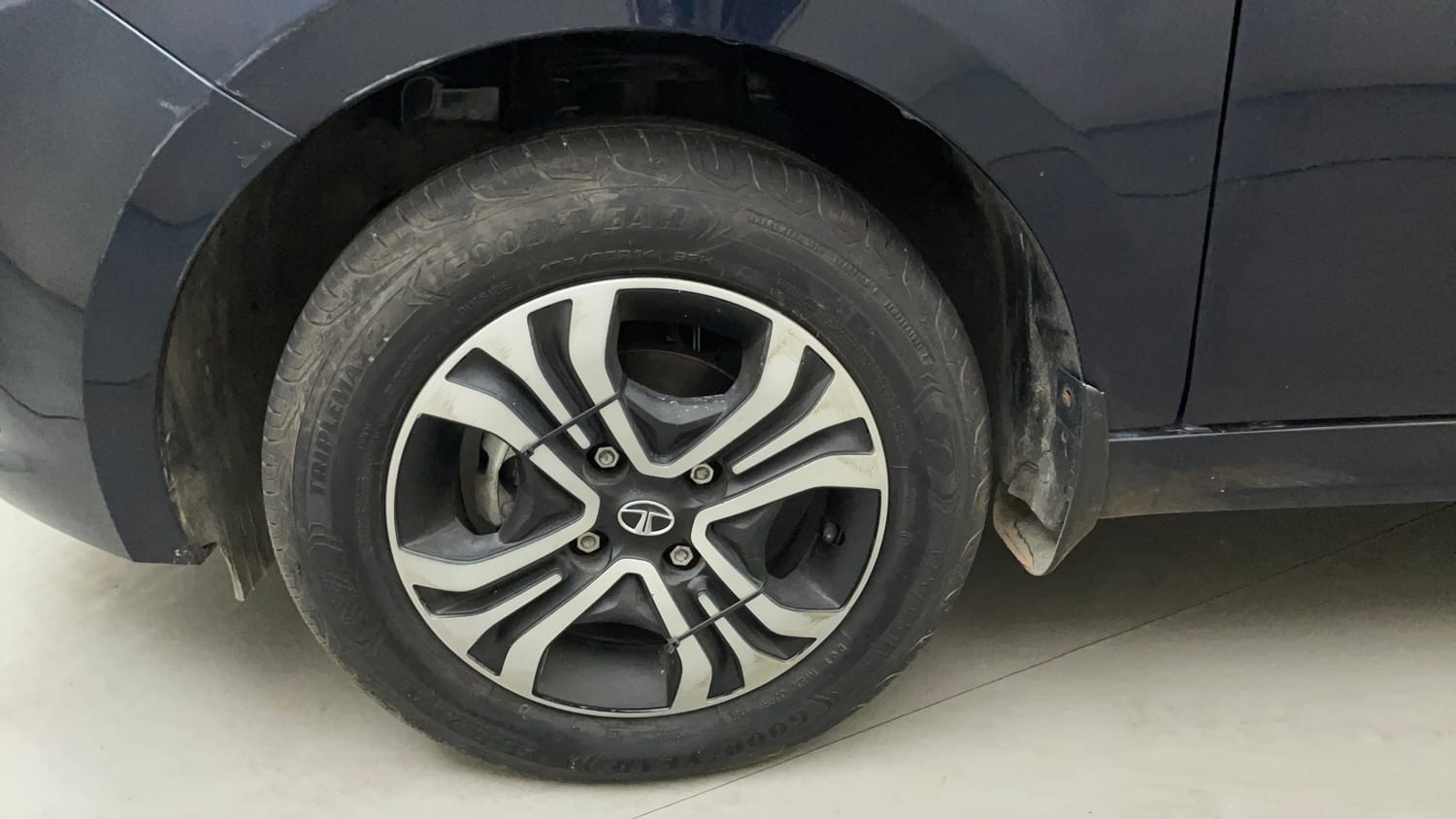 Used 2023 Tata Tiago XTA Petrol Automatic tyres LEFT FRONT TYRE RIM VIEW