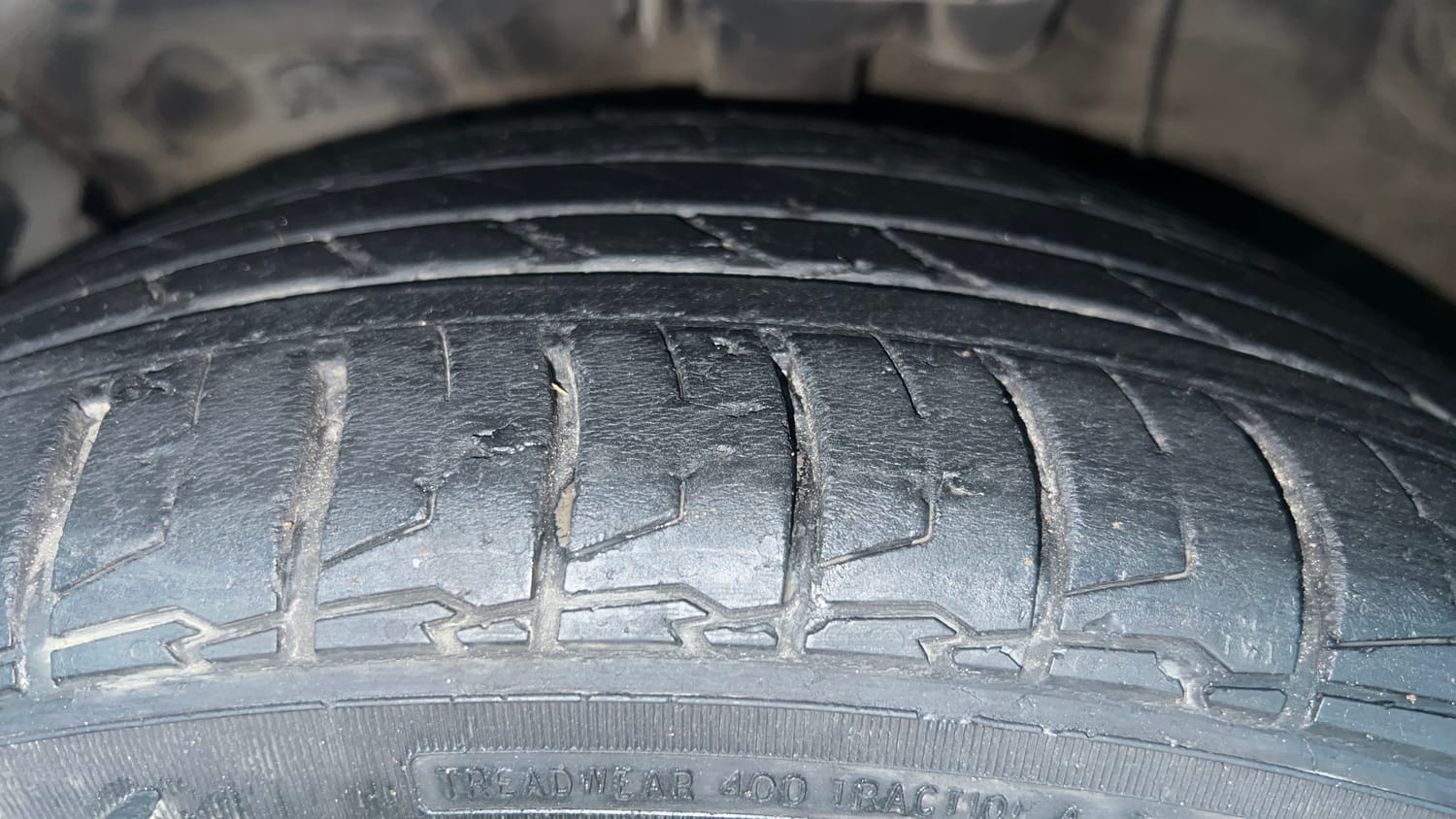 Used 2023 Hyundai Alcazar Signature (O) 7 Seater 1.5 Diesel AT Diesel Automatic tyres LEFT FRONT TYRE TREAD VIEW