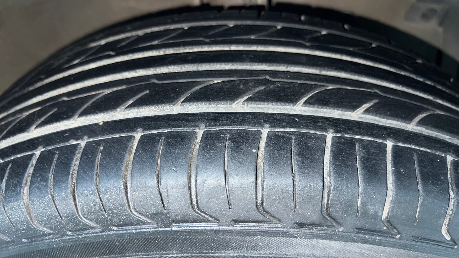 Used 2017 Maruti Suzuki Swift Lxi (O) Petrol Manual tyres RIGHT FRONT TYRE TREAD VIEW