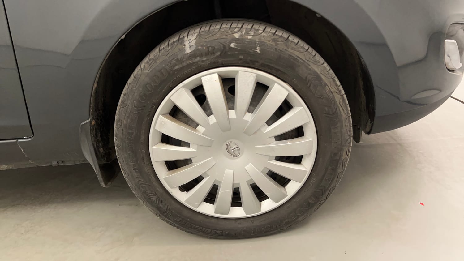 Used 2015 Tata Zest XMS Petrol Petrol Manual tyres RIGHT FRONT TYRE RIM VIEW