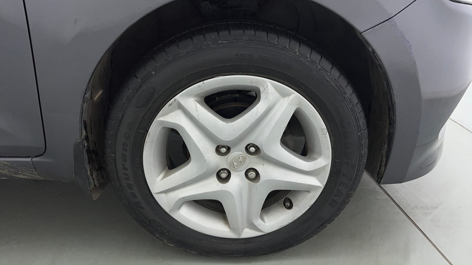 Used 2017 Hyundai Elite i20 Asta 1.2 Petrol Manual tyres RIGHT FRONT TYRE RIM VIEW