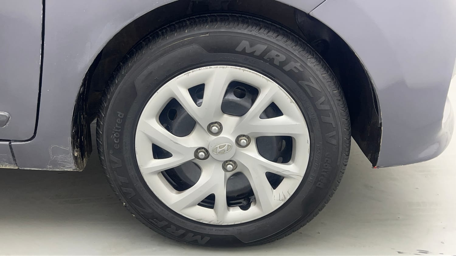 Used 2018 Hyundai Grand i10 Magna AT 1.2 Kappa VTVT Petrol Automatic tyres RIGHT FRONT TYRE RIM VIEW
