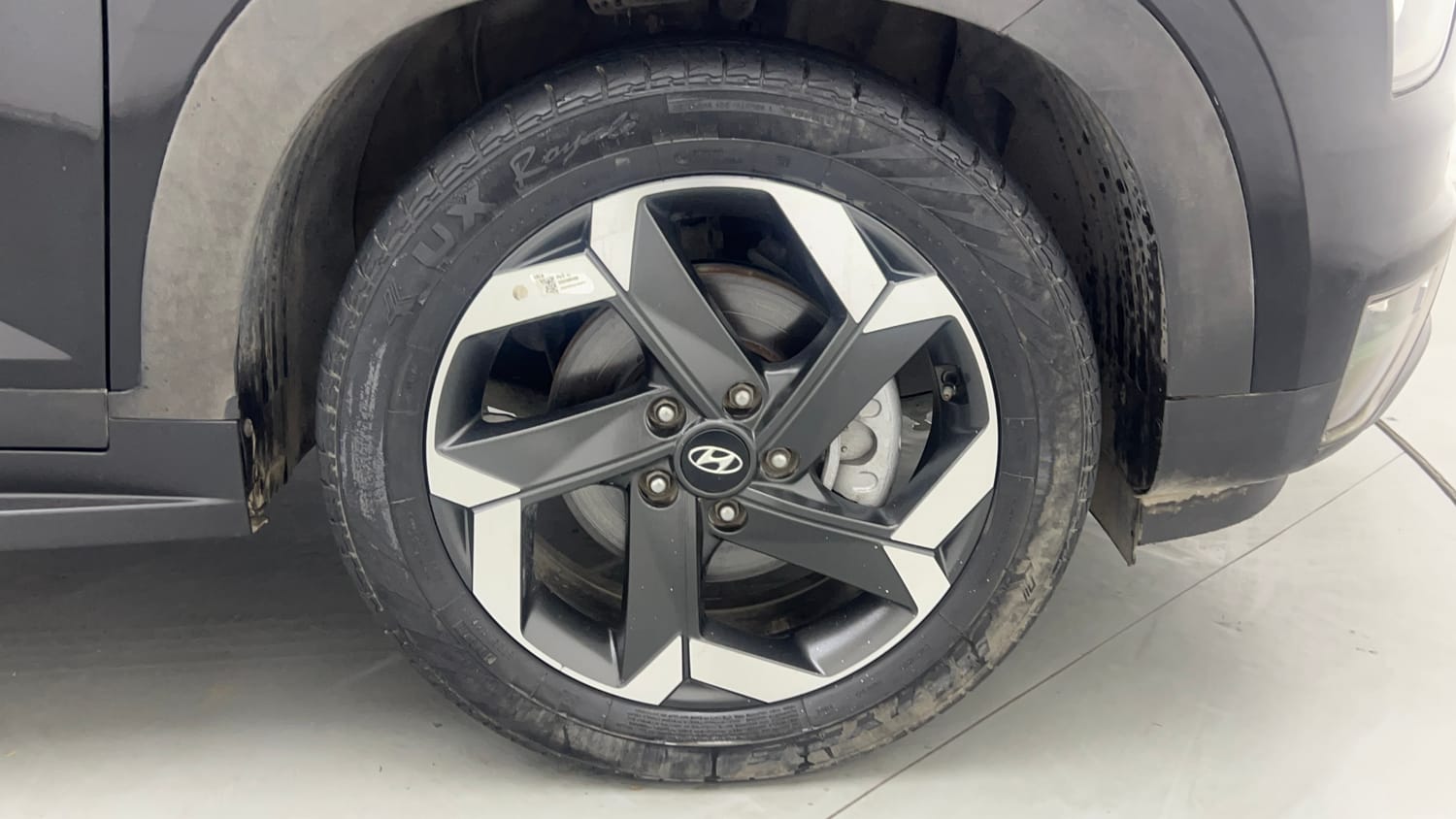 Used 2023 Hyundai Alcazar Signature (O) 7 Seater 1.5 Diesel AT Diesel Automatic tyres RIGHT FRONT TYRE RIM VIEW