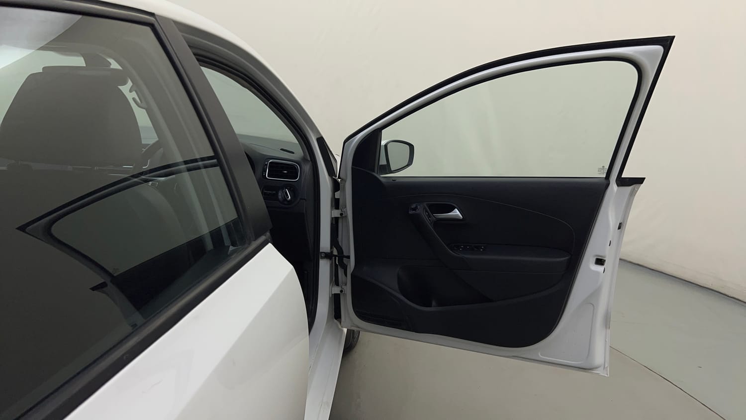 Used 2018 Volkswagen Polo Highline Plus 1.2( P)16 Alloy Petrol Manual interior RIGHT FRONT DOOR OPEN VIEW