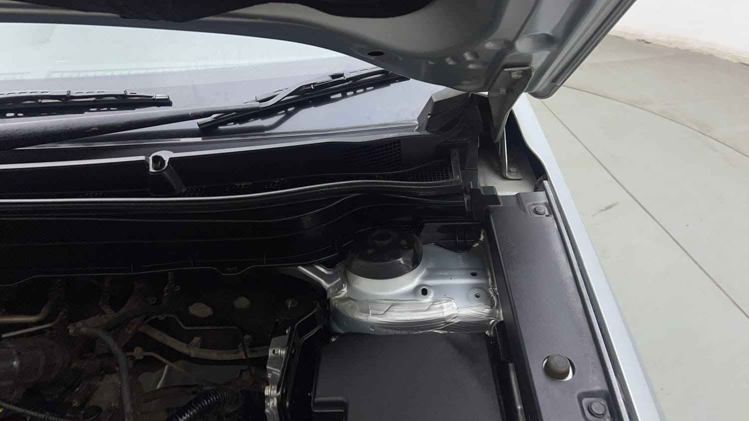 Used 2024 Maruti Suzuki Grand Vitara Delta Smart Hybrid Petrol Manual engine ENGINE LEFT SIDE HINGE & APRON VIEW