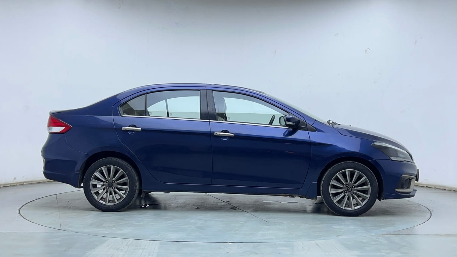 Used 2018 Maruti Suzuki Ciaz Alpha Hybrid 1.5 AT Petrol Automatic exterior RIGHT SIDE VIEW