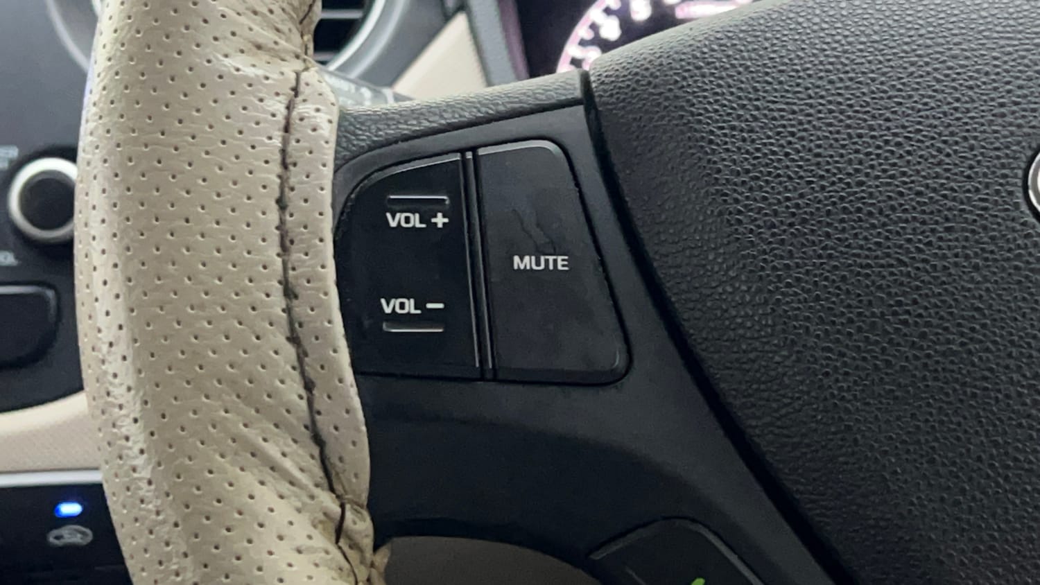 Used 2019 Hyundai Grand i10 Magna 1.2 Kappa VTVT Petrol Manual top_features Steering mounted controls