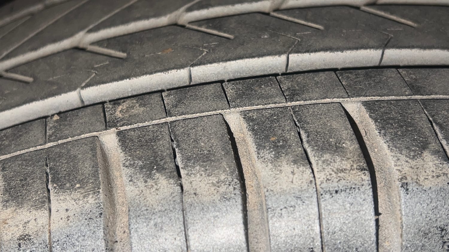 Used 2019 Volkswagen Ameo Trendline 1.0L (P) Petrol Manual tyres RIGHT REAR TYRE TREAD VIEW