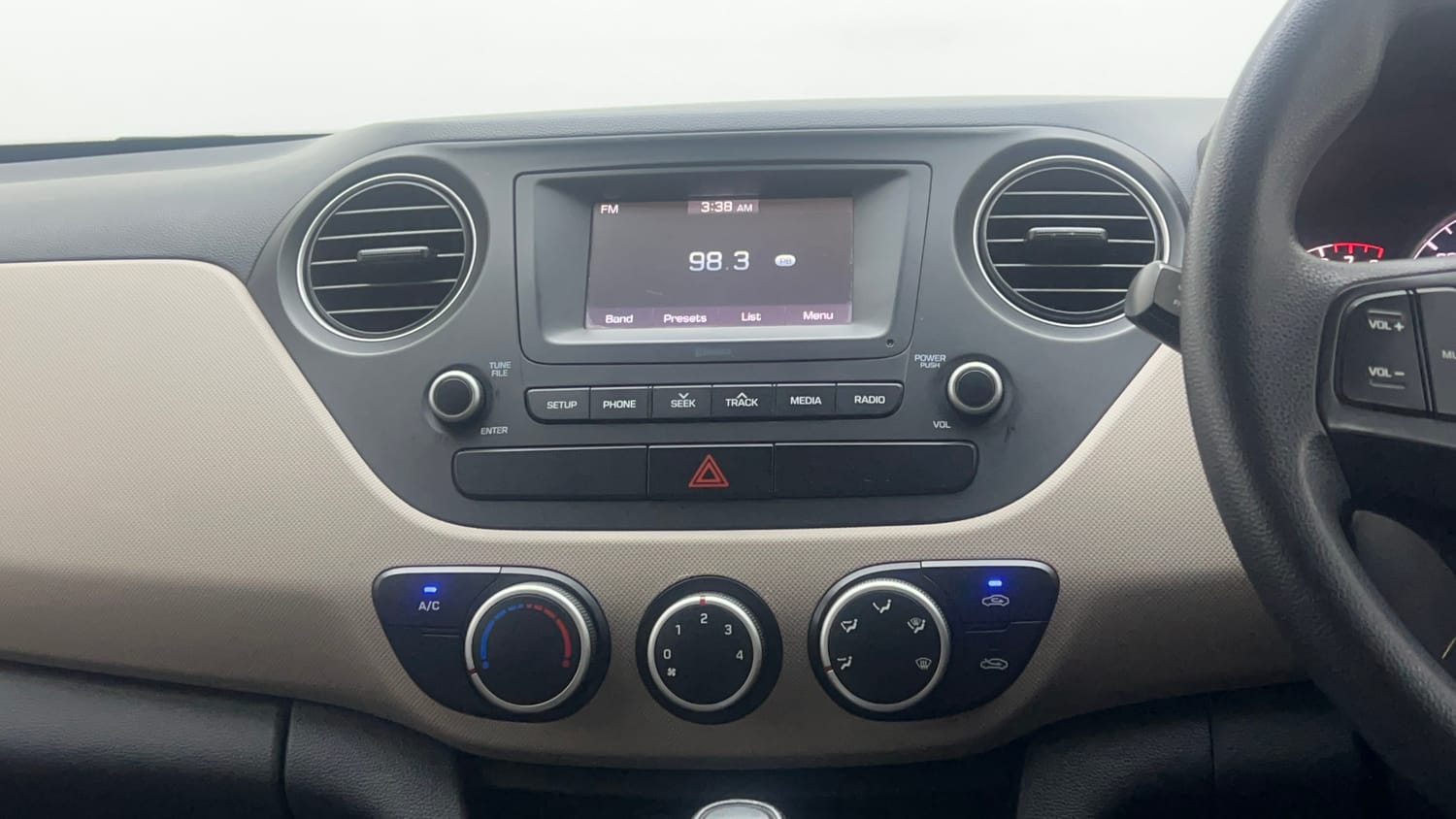 Used 2018 Hyundai Grand i10 Magna AT 1.2 Kappa VTVT Petrol Automatic interior MUSIC SYSTEM & AC CONTROL VIEW